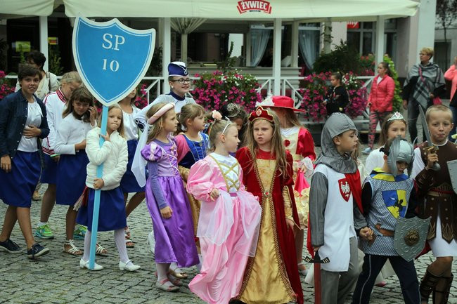 Tłumy ludzi oddały hołd królewskiej parze (zdjęcia i wideo)