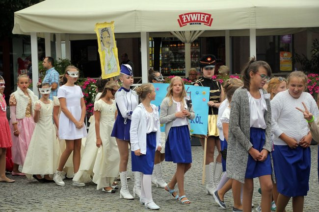 Tłumy ludzi oddały hołd królewskiej parze (zdjęcia i wideo)