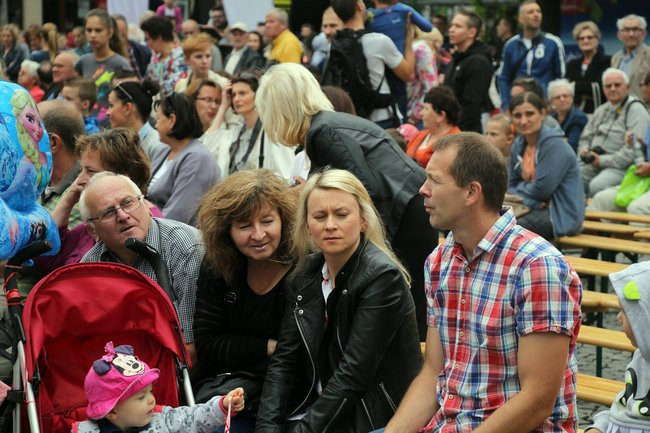 Tłumy ludzi oddały hołd królewskiej parze (zdjęcia i wideo)