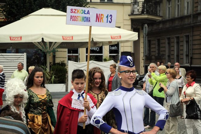 Tłumy ludzi oddały hołd królewskiej parze (zdjęcia i wideo)