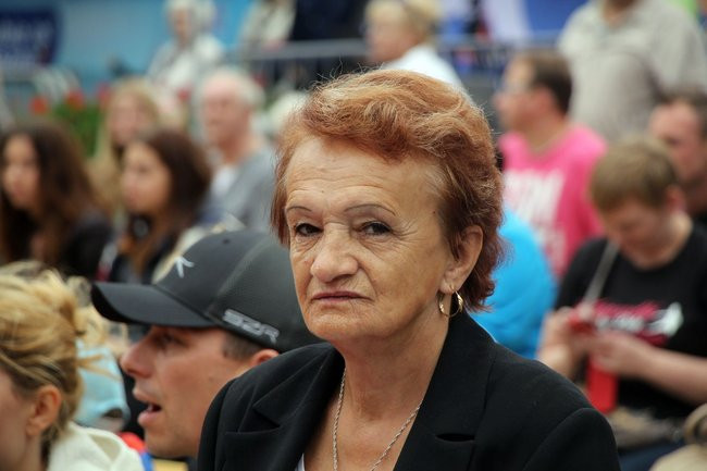Tłumy ludzi oddały hołd królewskiej parze (zdjęcia i wideo)