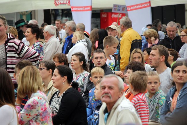 Tłumy ludzi oddały hołd królewskiej parze (zdjęcia i wideo)