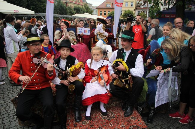 Tłumy ludzi oddały hołd królewskiej parze (zdjęcia i wideo)