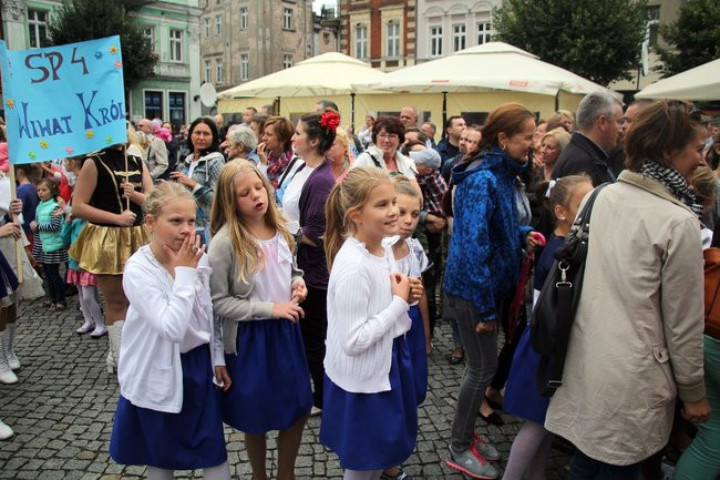 Tłumy ludzi oddały hołd królewskiej parze (zdjęcia i wideo)