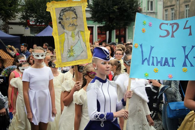 Tłumy ludzi oddały hołd królewskiej parze (zdjęcia i wideo)