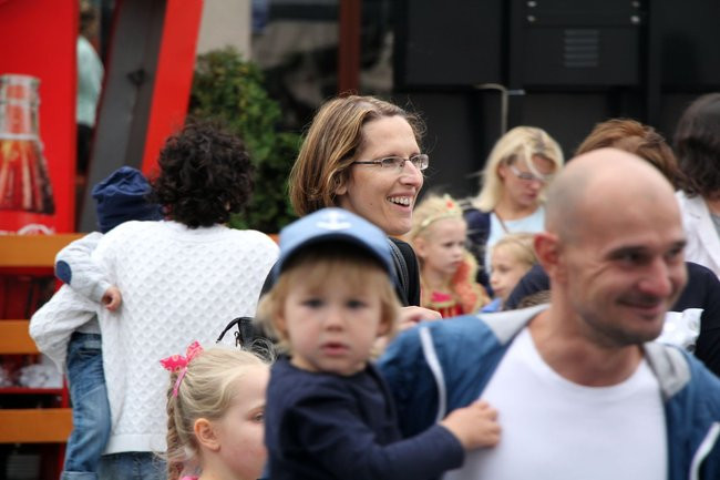 Tłumy ludzi oddały hołd królewskiej parze (zdjęcia i wideo)