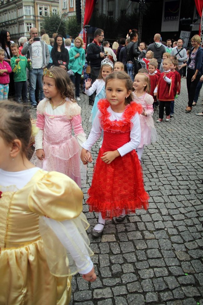 Tłumy ludzi oddały hołd królewskiej parze (zdjęcia i wideo)