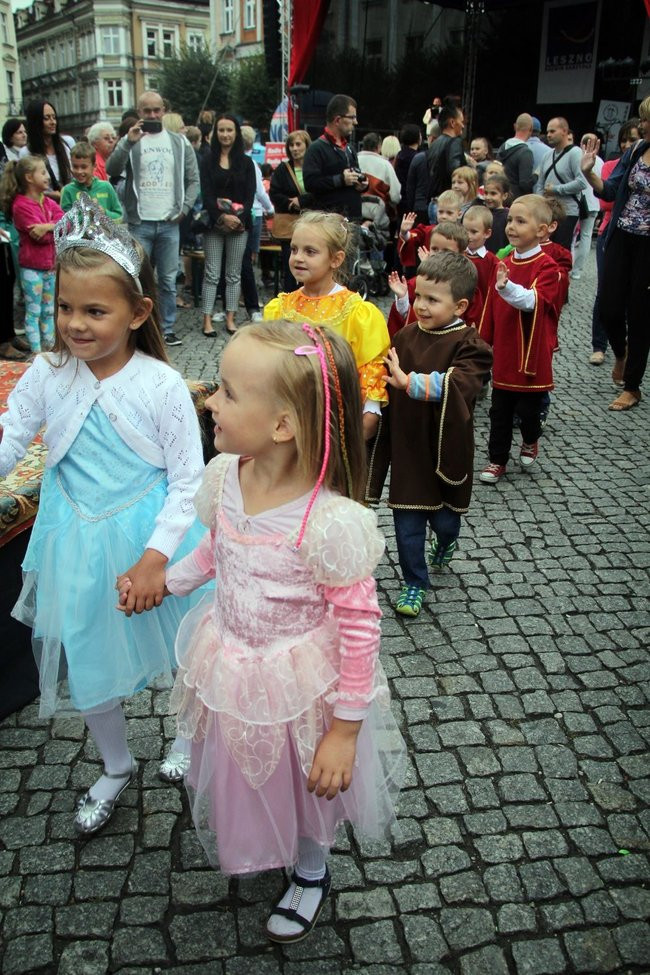 Tłumy ludzi oddały hołd królewskiej parze (zdjęcia i wideo)