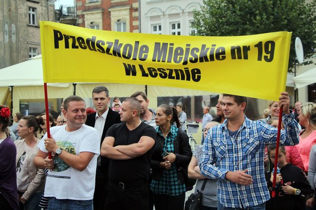 Tłumy ludzi oddały hołd królewskiej parze (zdjęcia i wideo)
