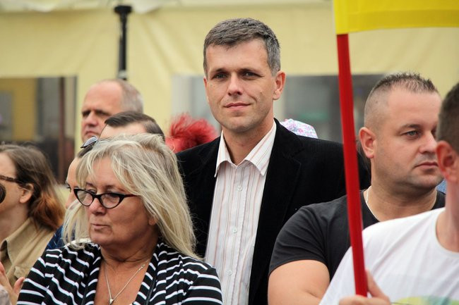 Tłumy ludzi oddały hołd królewskiej parze (zdjęcia i wideo)