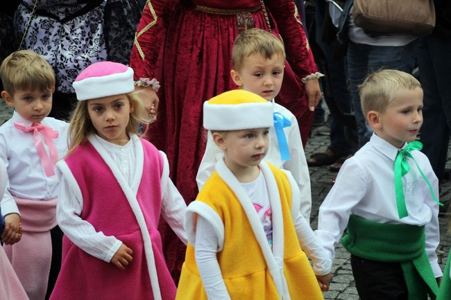 Tłumy ludzi oddały hołd królewskiej parze (zdjęcia i wideo)