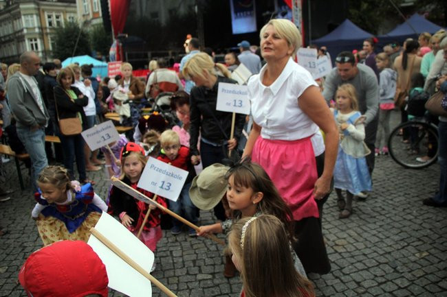 Tłumy ludzi oddały hołd królewskiej parze (zdjęcia i wideo)