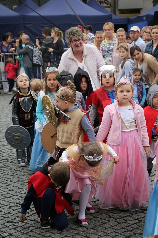 Tłumy ludzi oddały hołd królewskiej parze (zdjęcia i wideo)