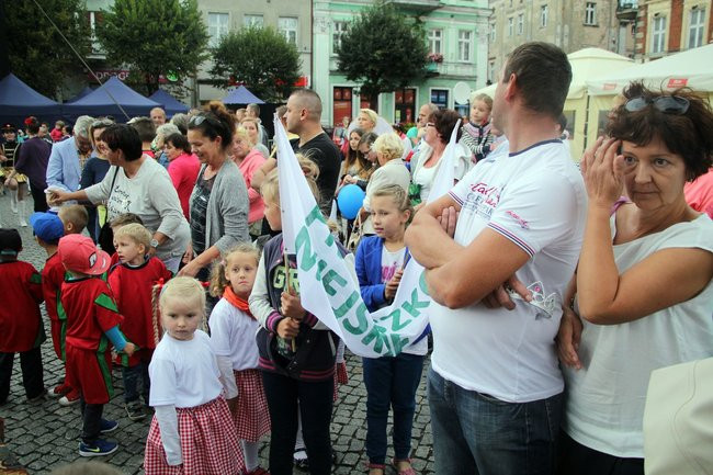 Tłumy ludzi oddały hołd królewskiej parze (zdjęcia i wideo)