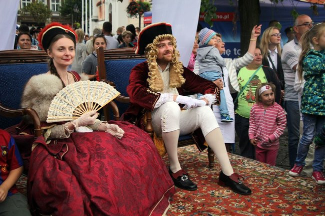 Tłumy ludzi oddały hołd królewskiej parze (zdjęcia i wideo)