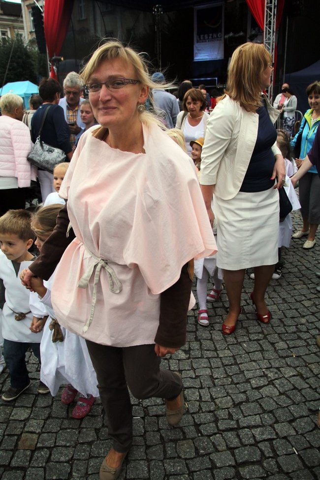 Tłumy ludzi oddały hołd królewskiej parze (zdjęcia i wideo)