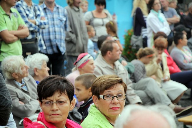 Tłumy ludzi oddały hołd królewskiej parze (zdjęcia i wideo)