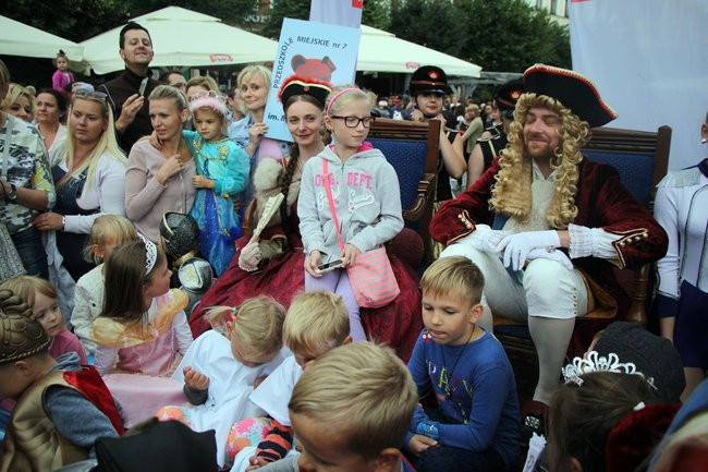 Tłumy ludzi oddały hołd królewskiej parze (zdjęcia i wideo)