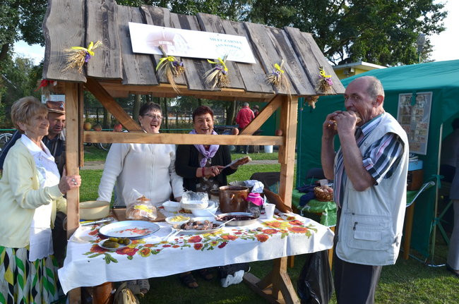 Częstowali i bawili w klimacie dawnej wsi (zdjęcia)
