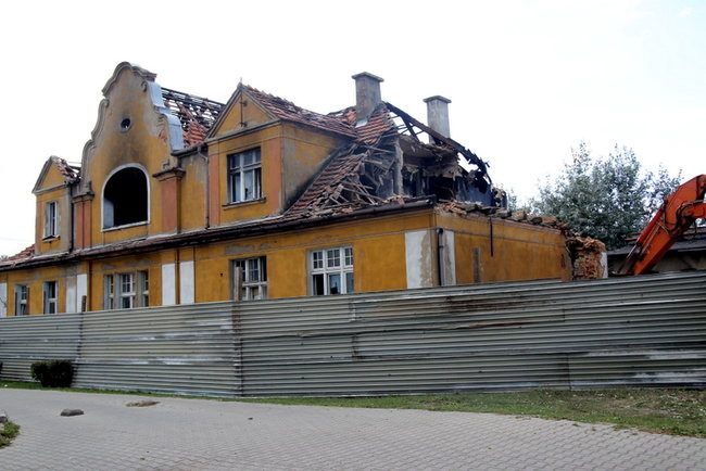 Rozbiórka domu przy ul. Dąbrowskiego (zdjęcia)
