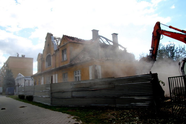 Rozbiórka domu przy ul. Dąbrowskiego (zdjęcia)