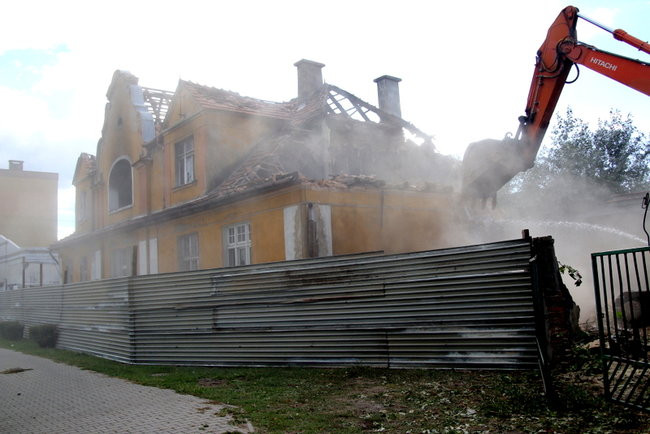 Rozbiórka domu przy ul. Dąbrowskiego (zdjęcia)