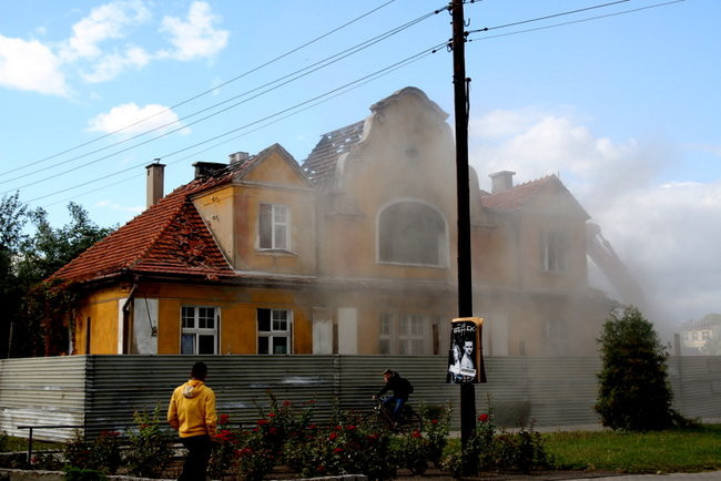 Rozbiórka domu przy ul. Dąbrowskiego (zdjęcia)