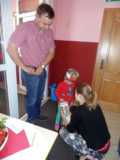 Przedszkolaki uczą się pomagać innym (zdjęcia)