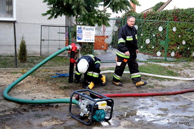 Leszczyńscy strażacy gasili pożar magazynu koło Śmigla (zdjęcia)