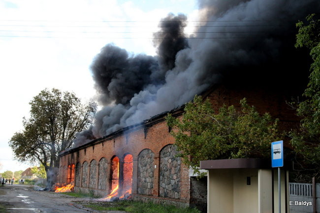 Leszczyńscy strażacy gasili pożar magazynu koło Śmigla (zdjęcia)
