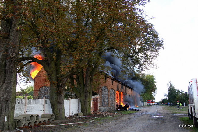 Leszczyńscy strażacy gasili pożar magazynu koło Śmigla (zdjęcia)