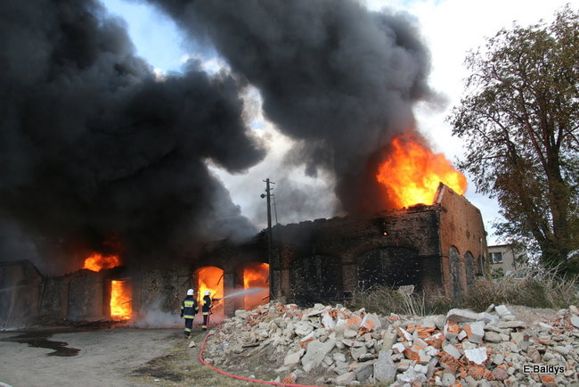 Leszczyńscy strażacy gasili pożar magazynu koło Śmigla (zdjęcia)