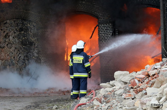Leszczyńscy strażacy gasili pożar magazynu koło Śmigla (zdjęcia)