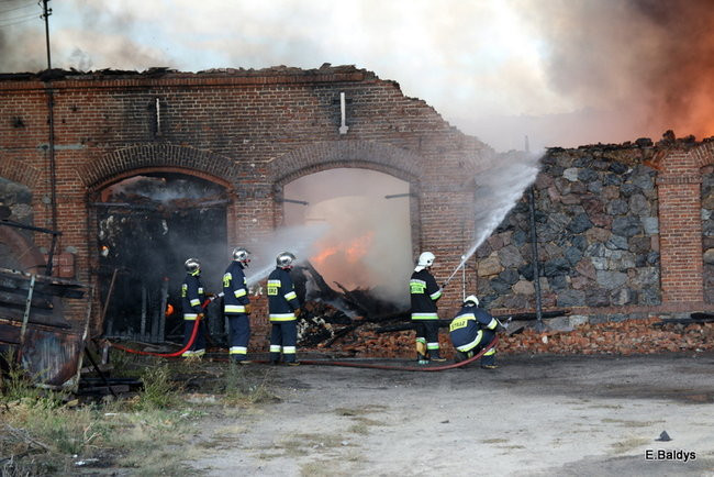 Leszczyńscy strażacy gasili pożar magazynu koło Śmigla (zdjęcia)