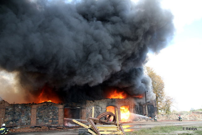 Leszczyńscy strażacy gasili pożar magazynu koło Śmigla (zdjęcia)
