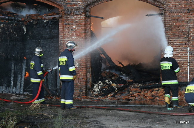 Leszczyńscy strażacy gasili pożar magazynu koło Śmigla (zdjęcia)