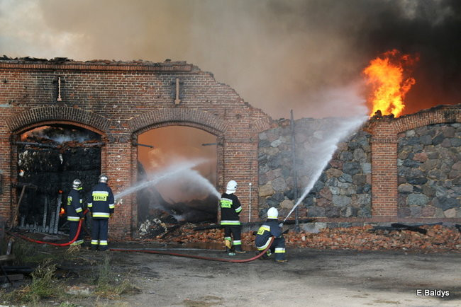 Leszczyńscy strażacy gasili pożar magazynu koło Śmigla (zdjęcia)