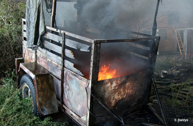 Leszczyńscy strażacy gasili pożar magazynu koło Śmigla (zdjęcia)