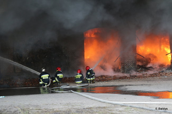 Leszczyńscy strażacy gasili pożar magazynu koło Śmigla (zdjęcia)