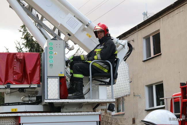 Leszczyńscy strażacy gasili pożar magazynu koło Śmigla (zdjęcia)