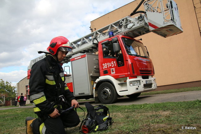 Leszczyńscy strażacy gasili pożar magazynu koło Śmigla (zdjęcia)