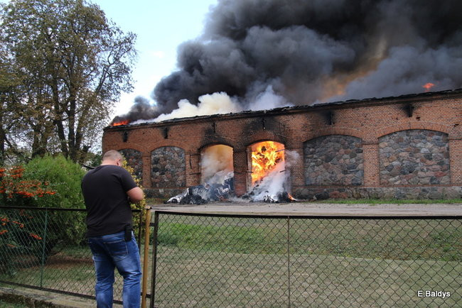 Leszczyńscy strażacy gasili pożar magazynu koło Śmigla (zdjęcia)
