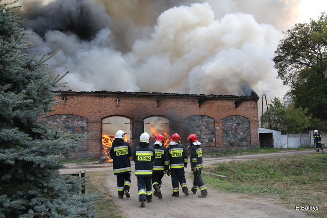 Leszczyńscy strażacy gasili pożar magazynu koło Śmigla (zdjęcia)