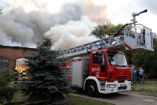 Leszczyńscy strażacy gasili pożar magazynu koło Śmigla (zdjęcia)
