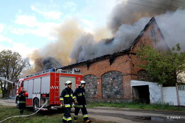 Leszczyńscy strażacy gasili pożar magazynu koło Śmigla (zdjęcia)