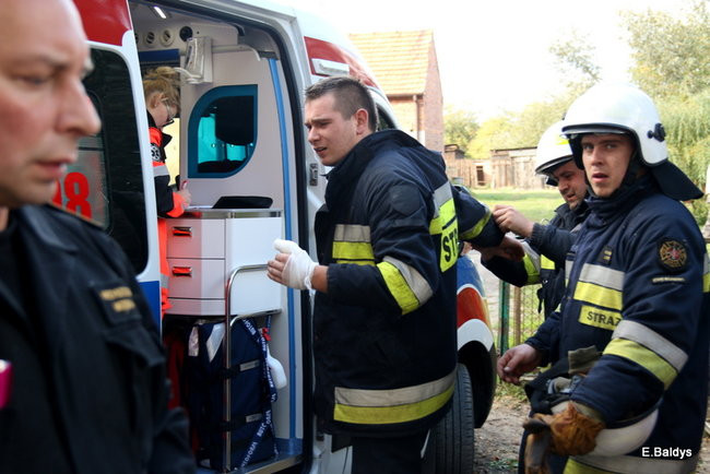 Leszczyńscy strażacy gasili pożar magazynu koło Śmigla (zdjęcia)