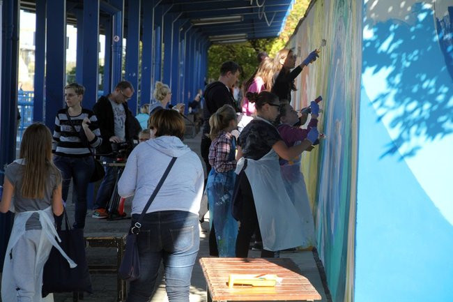 Uśmiechnięty mur na dworcu autobusowym (wideo i zdjęcia)
