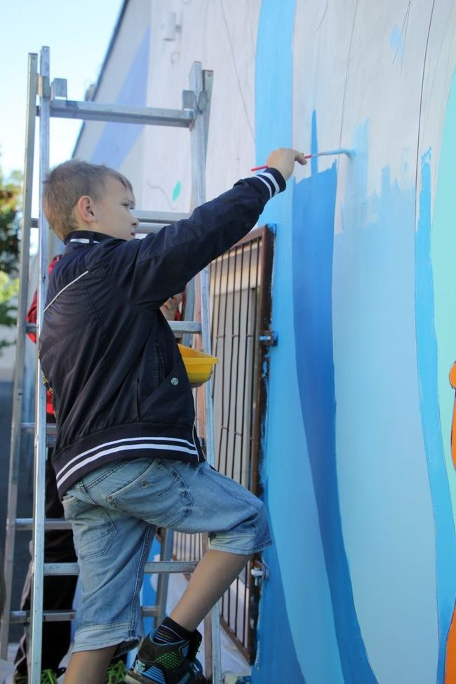 Uśmiechnięty mur na dworcu autobusowym (wideo i zdjęcia)