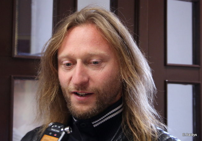 ADAM SKÓRNICKI ŚCIĄŁ WŁOSY (zdjęcia)
