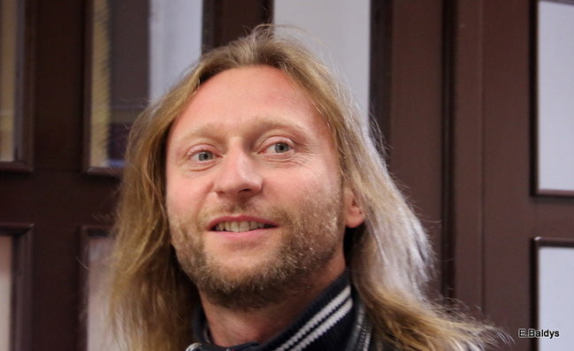ADAM SKÓRNICKI ŚCIĄŁ WŁOSY (zdjęcia)